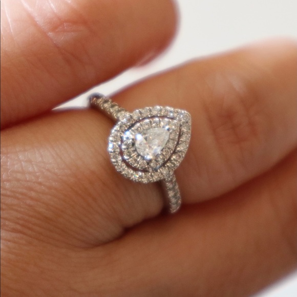 Pear shape diamond engagement ring - Picture 5 of 7